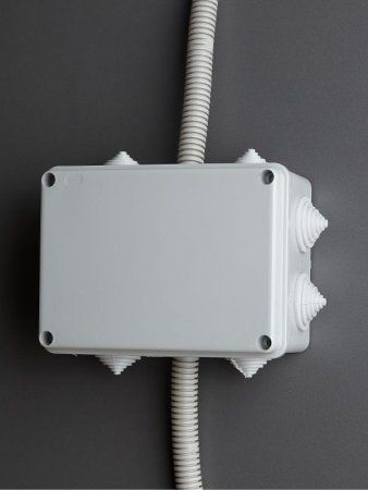 Коробка распределительная КМ41242 для о/п 150х110х70 мм IP55 (RAL7035, 10 гермовводов) | UKO10-150-110-070-K41-55 | IEK — фото